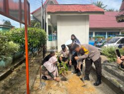 Polsek Pangkalan Kuras Tanam Pohon di Sekolah, Dukung Program Penghijauan Kapolda Riau