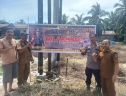 Polsek Pangkalan Kuras Pasang Spanduk Imbauan Karhutla di Desa