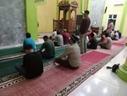 Sholat Maghrib Berjamaah, Polisi di Kerumutan Ajak Warga Tolak Hoaks