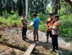 Cegah Karhutla, Bhabinkamtibmas Temui Warga Langsung di Perkebunan Sawit