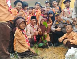 Polsek Ukui Tanam Bibit Harapan Bersama Siswa SDN 004