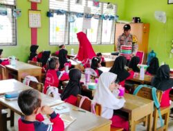 Dukung Program Nasional, Polsek Kerinci Dampingi Pemberian Makan Bergizi