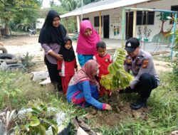 Polisi Ajak Anak TK di Kerumutan Tanam Pohon dan Peduli Alam