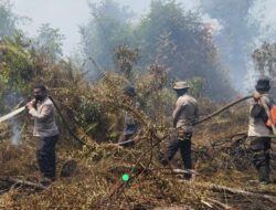 Tim Gabungan Terus Padamkan Titik Api Karhutla di Pelalawan