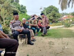 Humanis! Bhabinkamtibmas di Pelalawan Sambangi Rumah Duka Warga