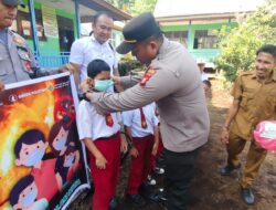 Hijaukan Sekolah, Polsek Kuala Kampar Tanam Bibit Mangga di Teluk Dalam