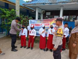 Peduli Kesehatan Pelajar, Polri Bagikan Masker di SDN 01 Pangkalan Lesung