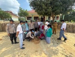 Hijaukan Sekolah, Polsek Langgam Tanam Bibit Pohon di Sekolah