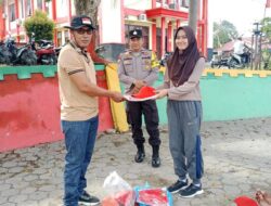 Bhabinkamtibmas dan Kasi Trantib Serahkan Perlengkapan Latihan kepada Capaska Pangkalan Kuras