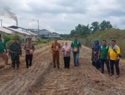 Kapolsek Pangkalan Lesung Turun Langsung Tanam Jagung di Program Ketahanan Pangan Desa