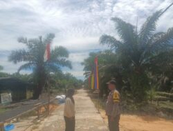 Bhabinkamtibmas dan Warga Rantau Baru Semarakkan HUT RI ke-80 dengan Umbul-Umbul Merah Putih