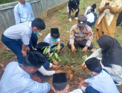 Polsek Ukui Tanam Bibit Pohon di Ponpes Darurrahman, Bagikan Masker untuk Santri