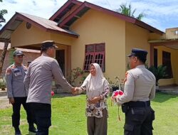Semarak Kemerdekaan, Polsek Pangkalan Kuras Distribusikan Bendera ke Warga Desa Sorek Dua