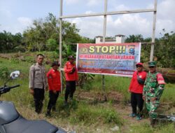 Polsek Teluk Meranti Pasang Baliho Larangan Karhutla: Stop Kejahatan Lingkungan!