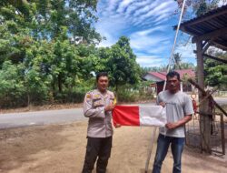 Sambut HUT RI ke-80, Polsek Pangkalan Lesung Bagikan dan Pasang Bendera Merah Putih
