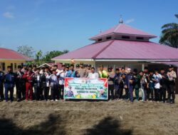 Polsek Pangkalan Kuras Gelar Penanaman Jagung Pipil Serentak di Pondok Pesantren Amanatul Huda