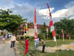 Warga Pangkalan Kerinci Bersama Polisi Pasang Bendera Merah Putih Rayakan Dirgahayu RI