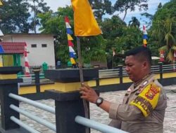 Bhabinkamtibmas Desa Talau Ajak Warga Pasang Bendera Merah Putih Sambut HUT RI ke-80