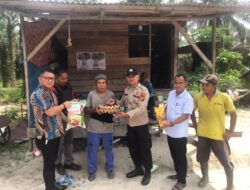 Semarak Kemerdekaan, Polsek Kerumutan Pasang Bendera dan Salurkan Bantuan ke Warga