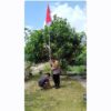 Sambut HUT RI ke-80, Polsek Bunut Bagikan dan Pasang Bendera Merah Putih di Rumah Warga Lubuk Terap