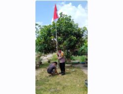 Sambut HUT RI ke-80, Polsek Bunut Bagikan dan Pasang Bendera Merah Putih di Rumah Warga Lubuk Terap
