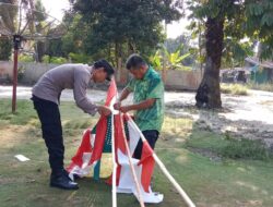 Semarak HUT RI ke-80, Bhabinkamtibmas dan Warga Rawang Empat Kibarkan Merah Putih di Rumah-Rumah
