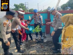 Polsek Pangkalan Kuras Tanam Bibit Pohon dan Bagikan Masker di SDN 006 Sorek Dua
