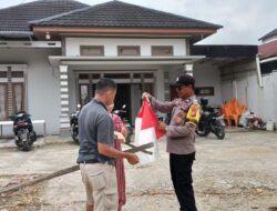 Polsek Pangkalan Kerinci Pasang Bendera dan Umbul-umbul Sambut HUT RI ke-80