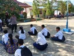 Jelang HUT RI, Bhabinkamtibmas Latih Paskibra SMPN 2 Kerumutan