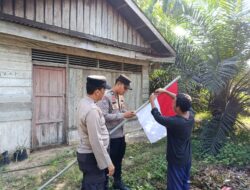 Semarak HUT RI ke-80, Polsek Pangkalan Kuras Bagikan Bendera Merah Putih ke Rumah Warga