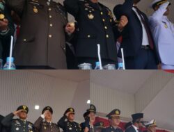 Momen Wakil Bupati Aceh Timur Saat Salami Komandan Upacara Usai Pimpin Penurunan Bendera HUT Ke 80 Kemerdekaan RI