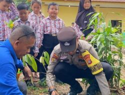 Kepolisian Kerumutan Ajak Siswa SD Tanam Pohon Buah