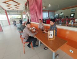 Kapolsek Ukui dan Anggota DPRD Pelalawan Bahas Sinergi Jaga Kamtibmas