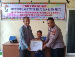 Pastikan Aman, Bhabinkamtibmas Dampingi Penyaluran Bantuan Anak Yatim di Pelalawan