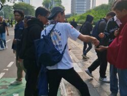Ketua GWI DPC Kota Tangerang Pimpin Liputan Aksi Demo, Anggota Tunjukkan Kepedulian Sosial