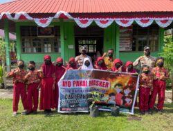 Hijaukan Sekolah, Polisi Tanam Pohon dan Bagikan Masker di Kuala Kampar