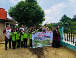 Bhabinkamtibmas Tanam Pohon di SDN 003 Tanjung Kuyo, Ajak Siswa Cinta Lingkungan