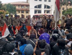 ‎Ratusan Mahasiswa Demo di Puspem Kota Tangerang, Menuntut Walikota dan Wakil Menindak Sanksi Tegas Terhadap PT. Esa Jaya Putra Brand DOMDAS