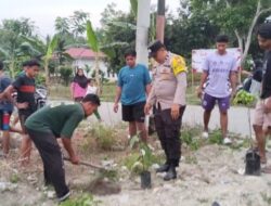 Polisi di Pelalawan Tanam Pohon dan Bangun Lapangan Voli Bareng Warga