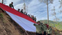 Pertama kali Bendera merah putih raksasa berkibar di Linge.