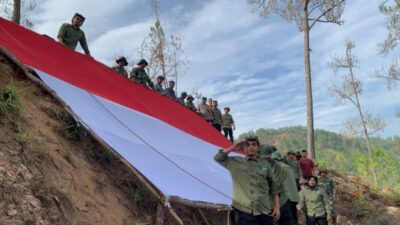 Pertama kali Bendera merah putih raksasa berkibar di Linge.