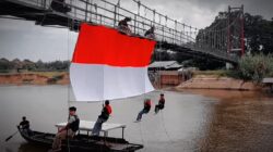 Upacara Bendera Sang Merah Putih Berkibar di Jembatan Duo Suku Desa Wisata Buluhcina