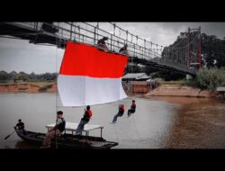Upacara Bendera Sang Merah Putih Berkibar di Jembatan Duo Suku Desa Wisata Buluhcina
