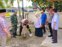 Bhabinkamtibmas Pangkalan Kuras Tanam Pohon Berbuah Bersama Tiga Pilar dan Warga