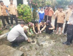 Polsek Ukui Gelar Sosialisasi dan Penanaman Pohon di SMPN 002 Desa Ukui Dua