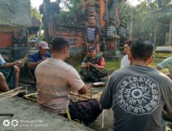Sinergi TNI dan Masyarakat, Babinsa Jegu Turut Ngayah di Pura Desa
