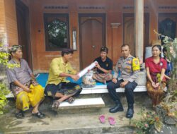 Bhabinkamtibmas Desa Timuhun Bersama Pemerintah Desa Melayat ke Rumah Warga Berduka