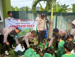 Hijaukan Sekolah, Polsek Pangkalan Kerinci Tanam Pohon di SMP Evergreen