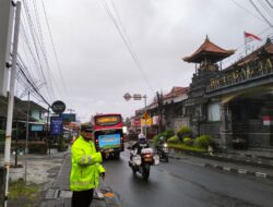 Personel Polsek Kuta Utara Tetap Mengatur Lalu Lintas Di Tengah Kondisi Hujan
