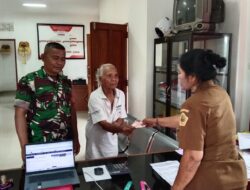 Babinsa Kawal Distribusi BLT Dana Desa, Jamin Keluarga Penerima Manfaat di Petak Kaja